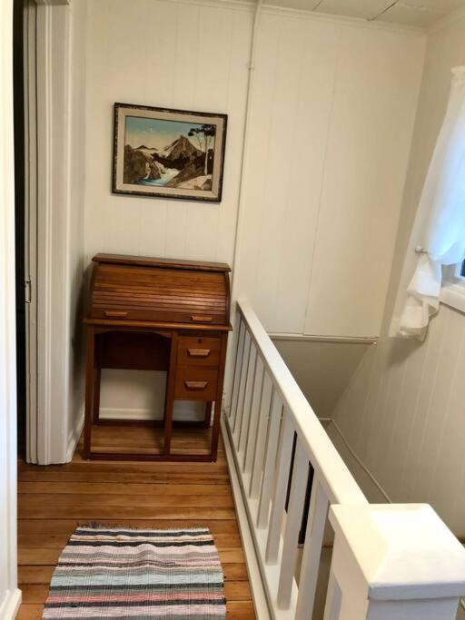 Coastal Cabin - Downtown Historical Log Home アンカレッジ エクステリア 写真