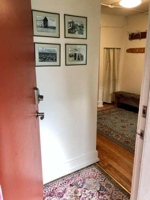 Coastal Cabin - Downtown Historical Log Home アンカレッジ エクステリア 写真