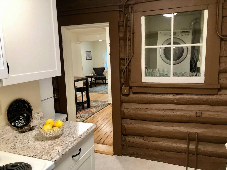 Coastal Cabin - Downtown Historical Log Home アンカレッジ エクステリア 写真